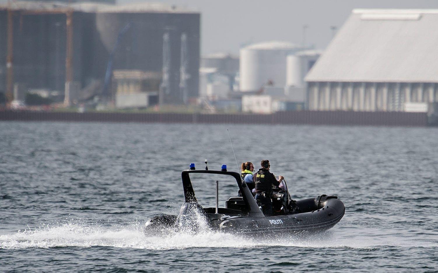 Dansk polis skickade under fredagen ner dykare till ubåten som låg på sju meters djup, men på grund av att den låg ostadigt till kunde de inte undersöka den invändes. Bild: TT
