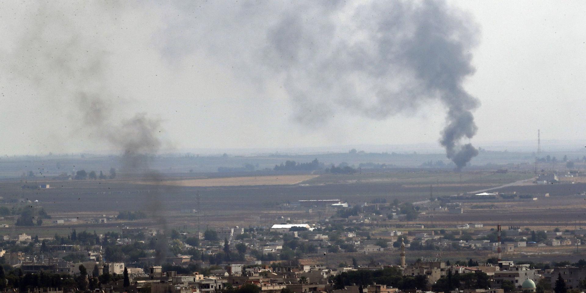 En bild tagen från den turkiska sidan av gränsen den 20 oktober visar rök stiga från den syriska sidan. Arkivbild.