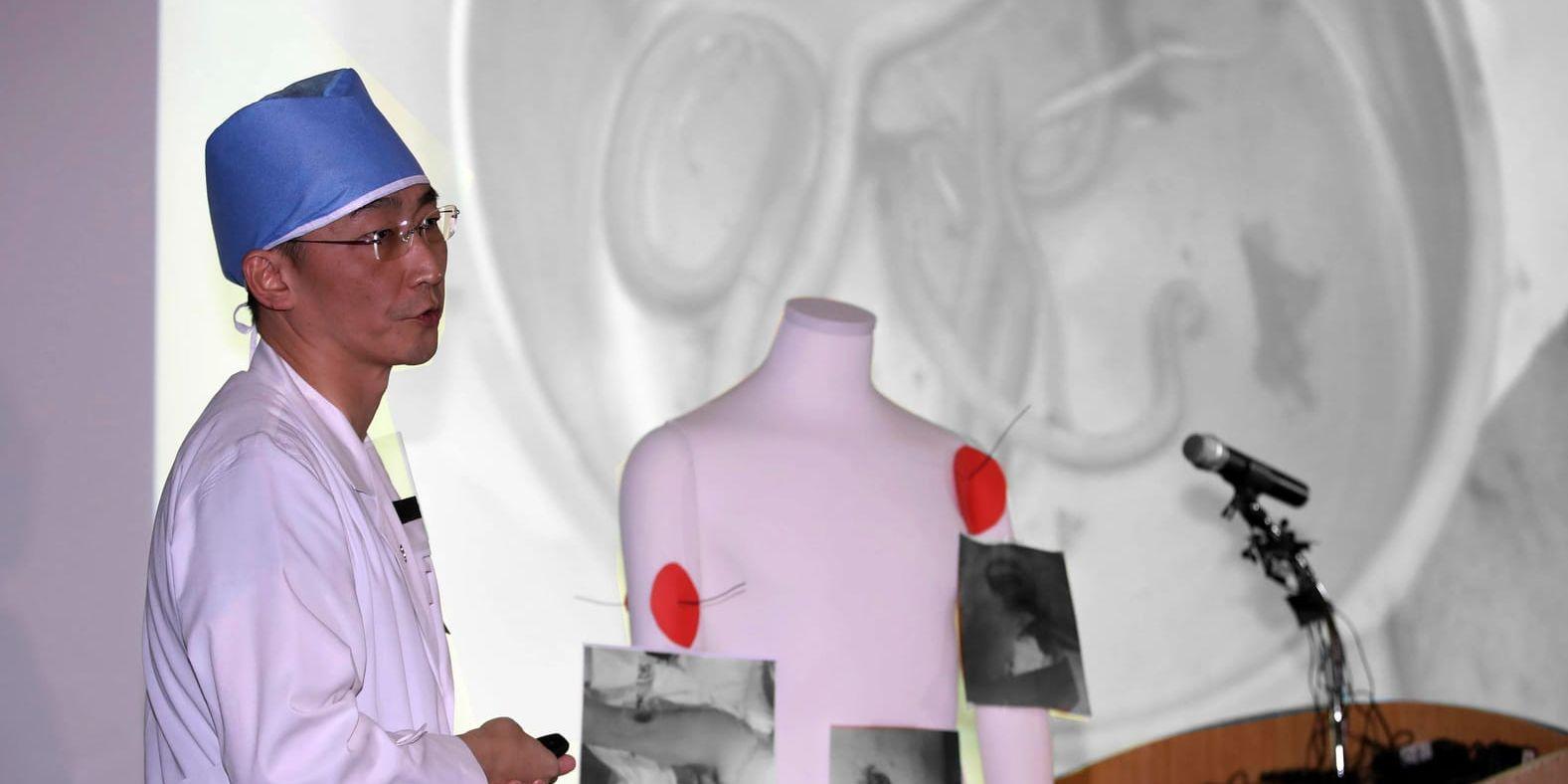 Läkaren Lee Cook-Jong beskriver de inälvsparasiter han hittade i magen på en skottskadad nordkoreansk soldat.
