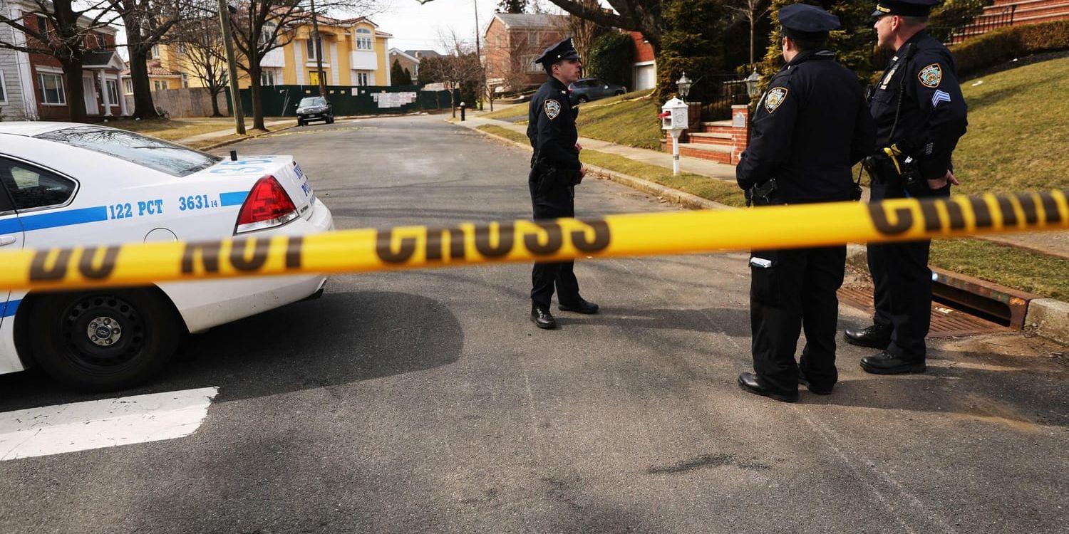 Maffiafamiljen Gambinos överhuvud sköts till döds utanför sitt hem på Staten Island, uppger polisen.
