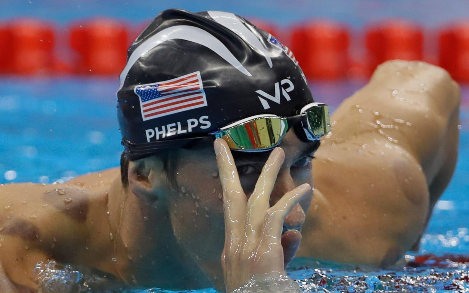Michael Phelps i simbassängen efter guldloppet. Foto: TT