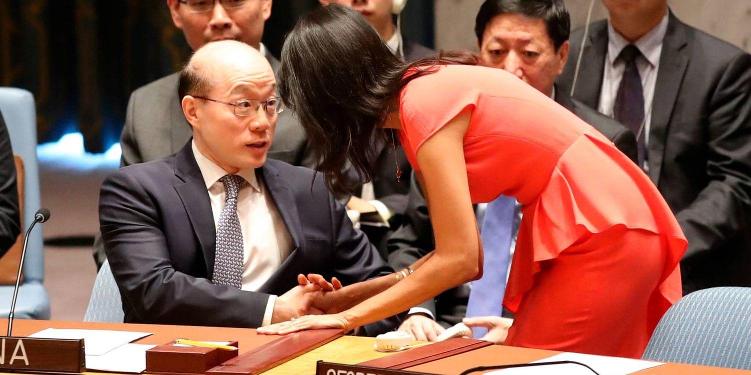 FN:s ambassadörer från Kina och USA, Liu Jieyu och Nikki Haley, inför omröstningen i säkerhetsrådet.