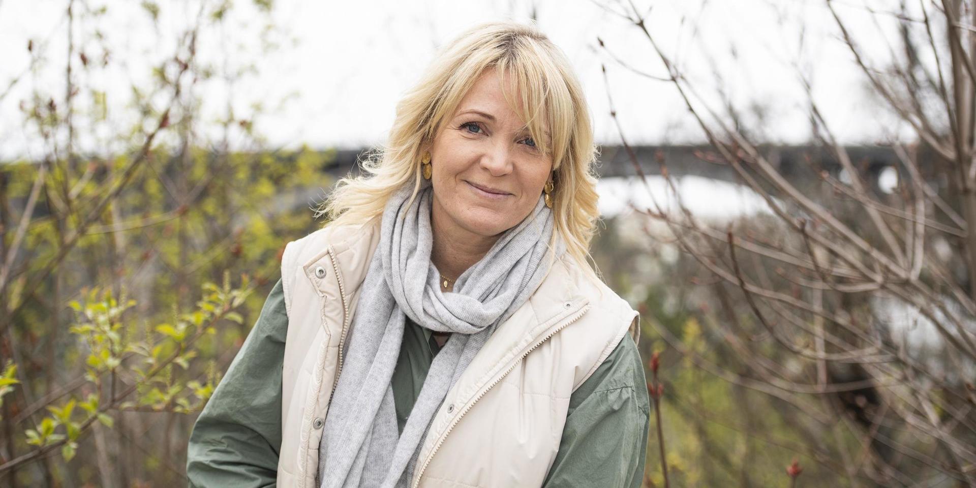 Kattis Ahlström leder tv-programmet ”Muren” i SVT, men har som vanligt mycket på gång samtidigt. Snart kommer boken ”Konsten att mötas”, som hon är medförfattare till.