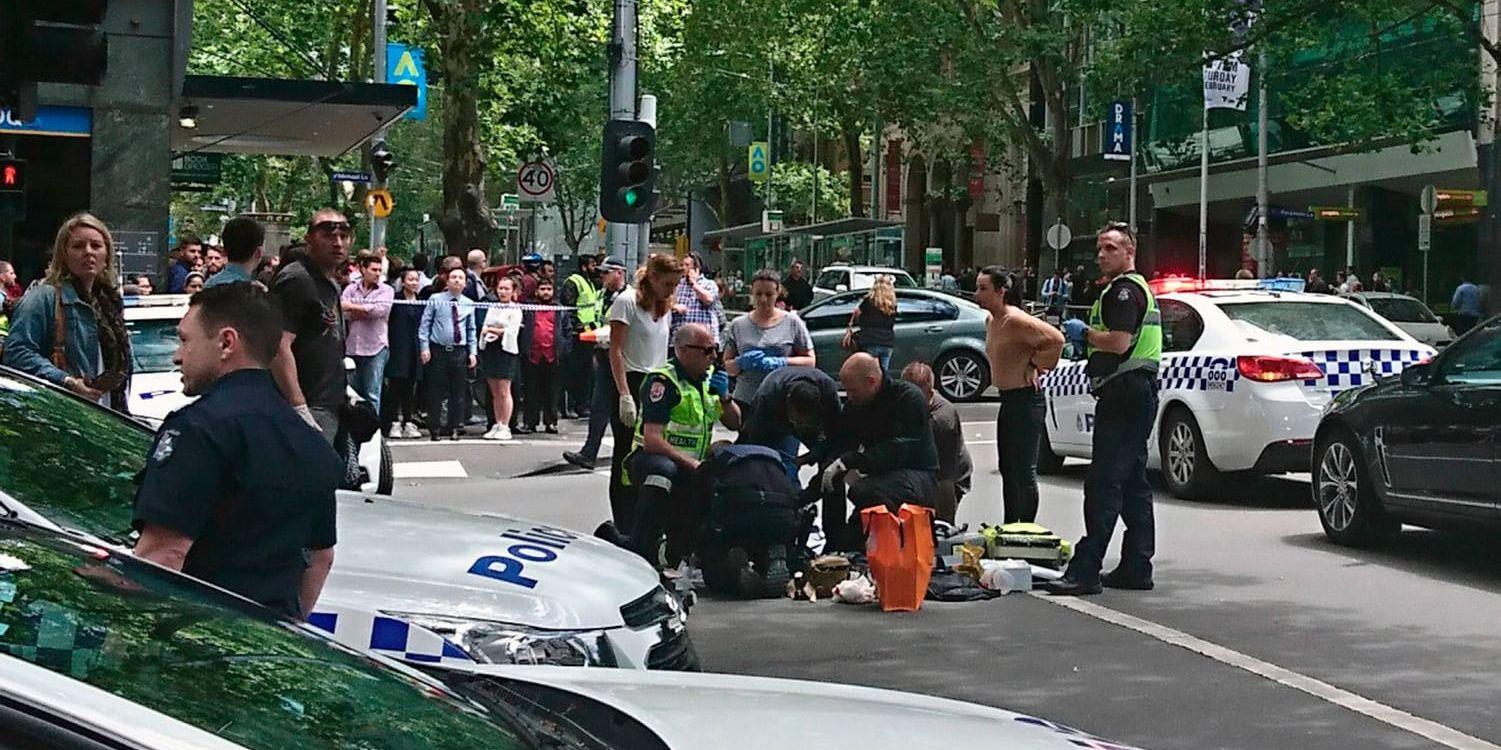 Ambulanspersonal tar hand om skadade i Melbourne.