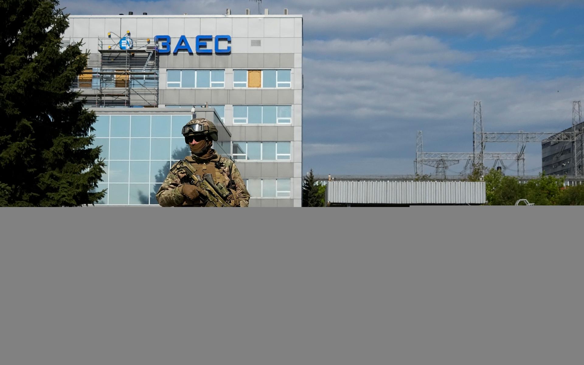 En rysk soldat patrullerar utanför det ockuperade kärnkraftverket i Zaporizjzja. 