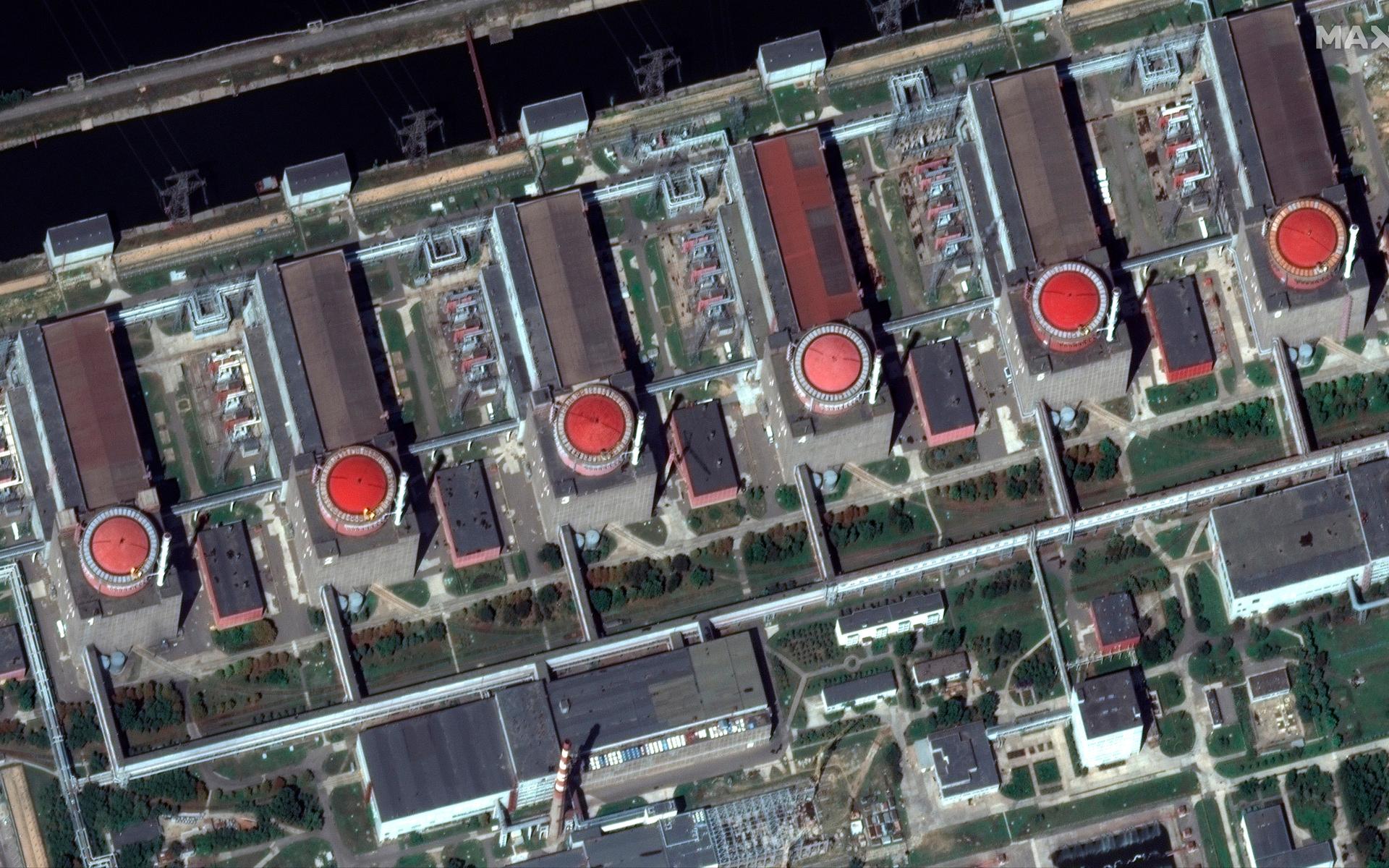 Satellitbild över kärnkraftverket. De två röda taken längst till vänster är de reaktorer som fortfarande är i drift. 