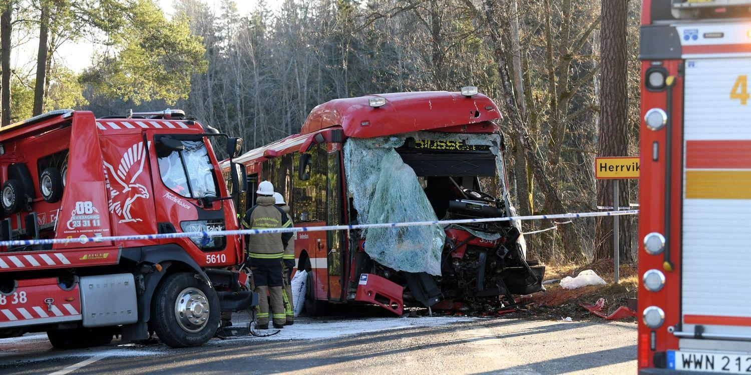 Bussolyckan inträffade på länsväg 222, Stavsnäsvägen, i Värmdö kommun. Bussföraren var en av dem som skadades allvarligt och han vårdas fortfarande på sjukhus. Arkivbild.