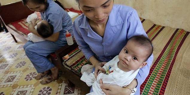 Många adoptionssökande önskar små och friska barn. Men de flesta barn som ursprungsländerna söker internationella adoptivfamiljer till har särskilda behov på grund av sjukdomar, funktionsnedsättning och svår social bakgrund. På bilden två fem månader gamla flickor på en barnhem i Vietnam. ARKIVBILD: Chitose Suzuki