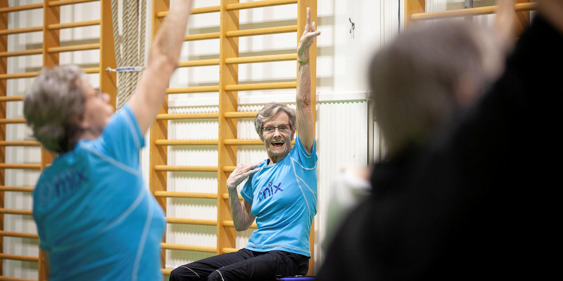 &quot;Att sitta ner och gympa kan verka enkelt, men du tränar muskler och koordination&quot;, menar Laila Hjalmarson.