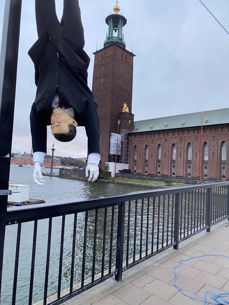 Under torsdagens protest hängdes en Erdoganliknande docka upp i Stockholm. 