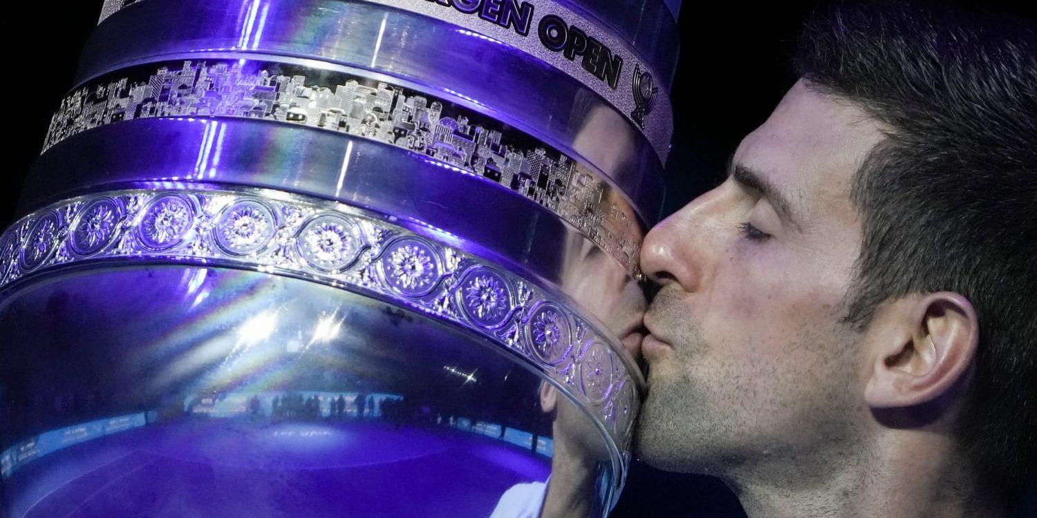 Novak Djokovic kysser pokalen efter att ha vunnit ATP-turneringen i Tel Aviv.