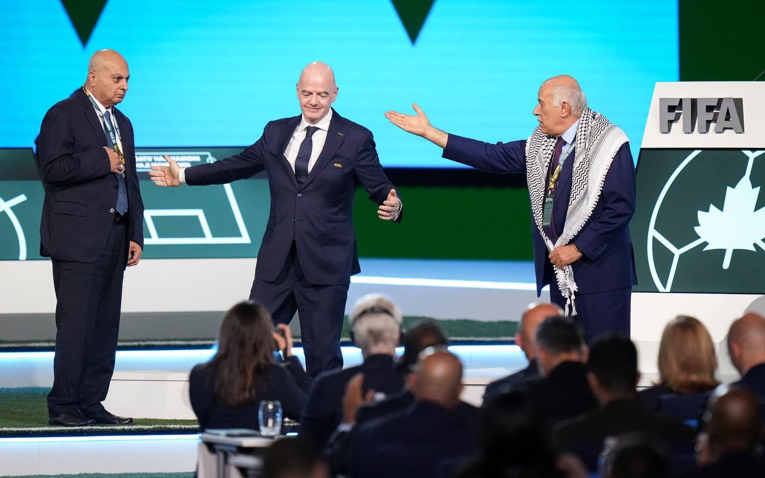 Ordförande i Palestinas fotbollsförbund, Jibril Rajoub (höger) höll tydlig distans till Fifa-chefen Gianni Infantino (mitten) och vägrade ställs sig tillsammans med den israeliska representanten Basim Sheikh Suliman. 