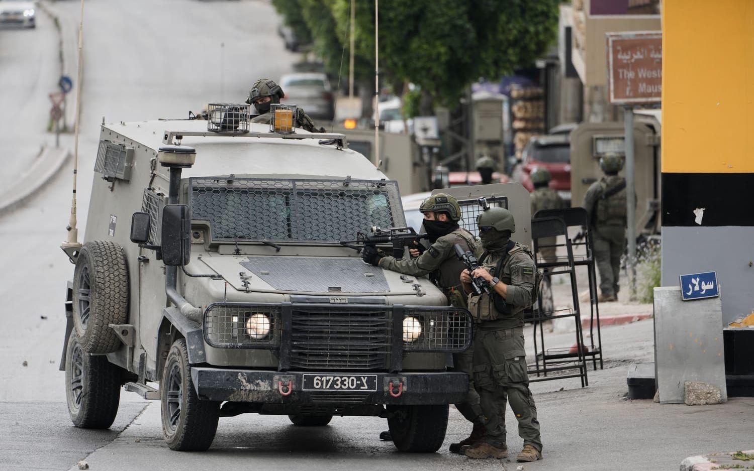 Israeliska soldater under militärinsatsen på söndagen i staden Nablus på ockuperade Västbanken då en 26-årig palestinsk man dödades. 