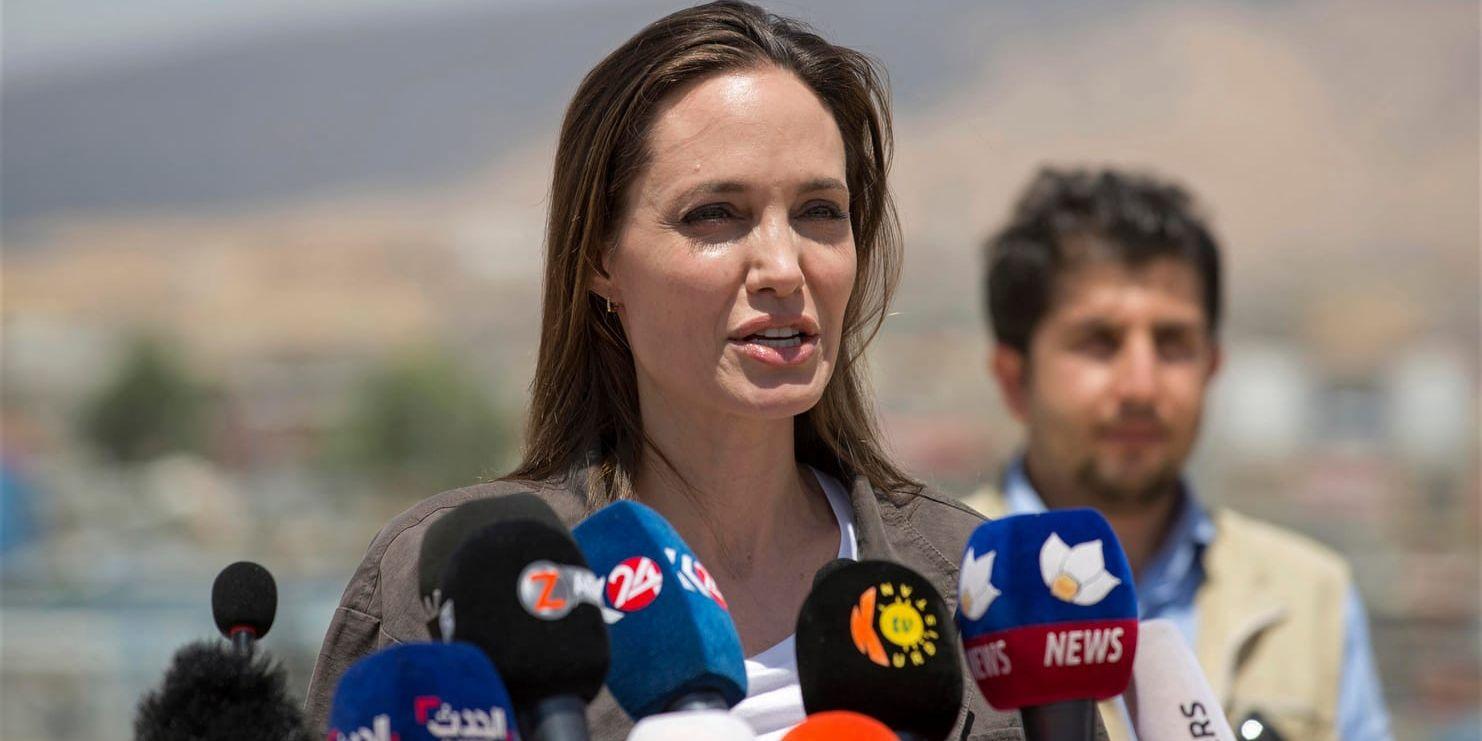 Angelina Jolie under en presskonferens i flyktinglägret Domiz i Irak.