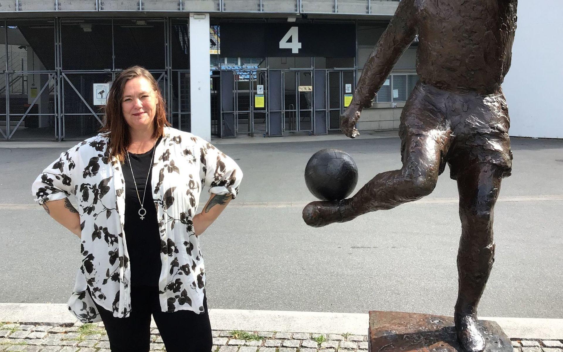 Stina Svensson har sedan tidigare motionerat om att bygga en staty av en damfotbollsspelare intill Gunnar Gren-statyn utanför Gamla Ullevi. Ett förslag hon återigen tänker lämna in i januari.