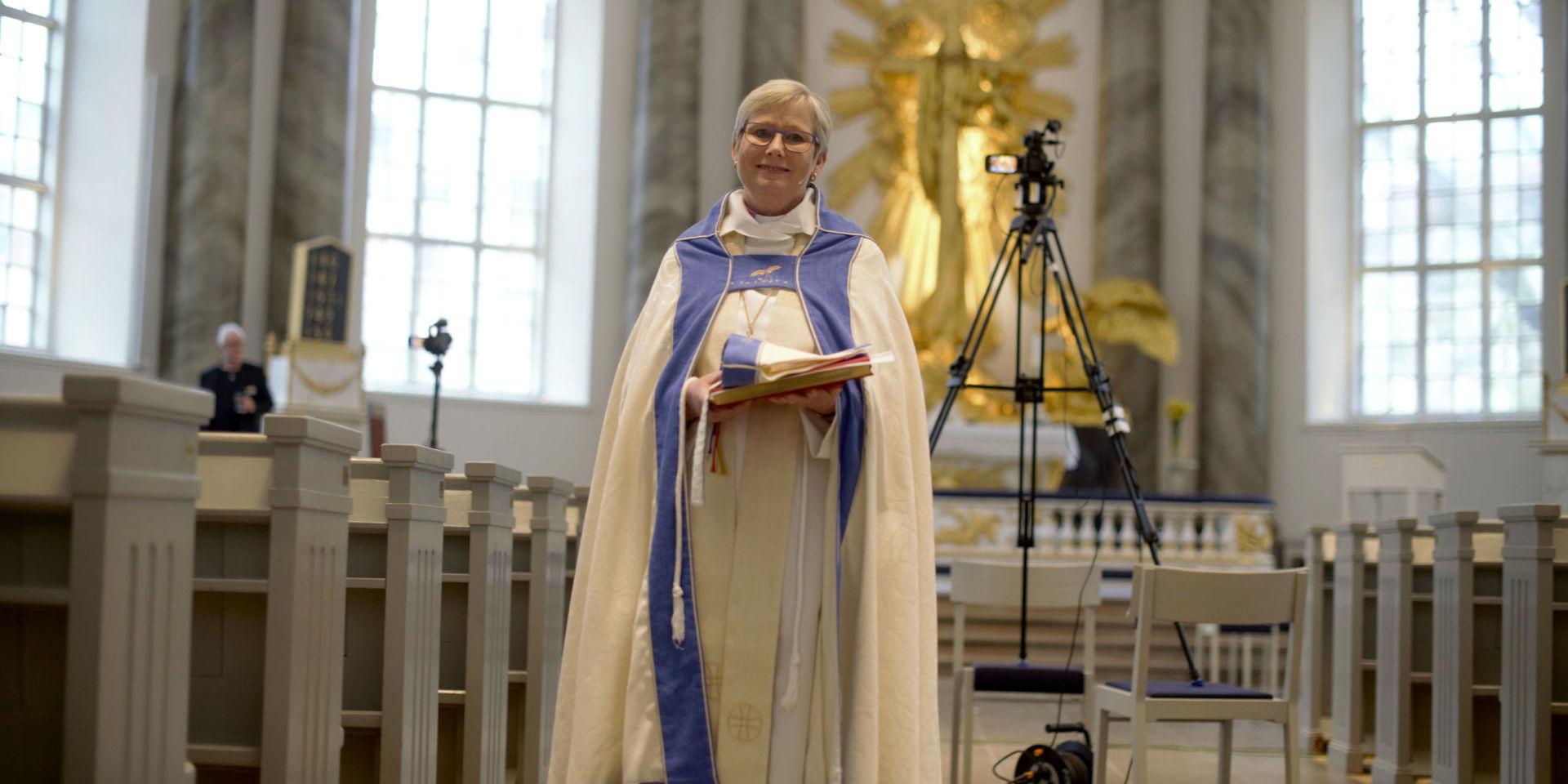 Göteborgs biskop Susanne Rappmann ledde påskdagsmässan i domkyrkan inför tomma bänkar.
