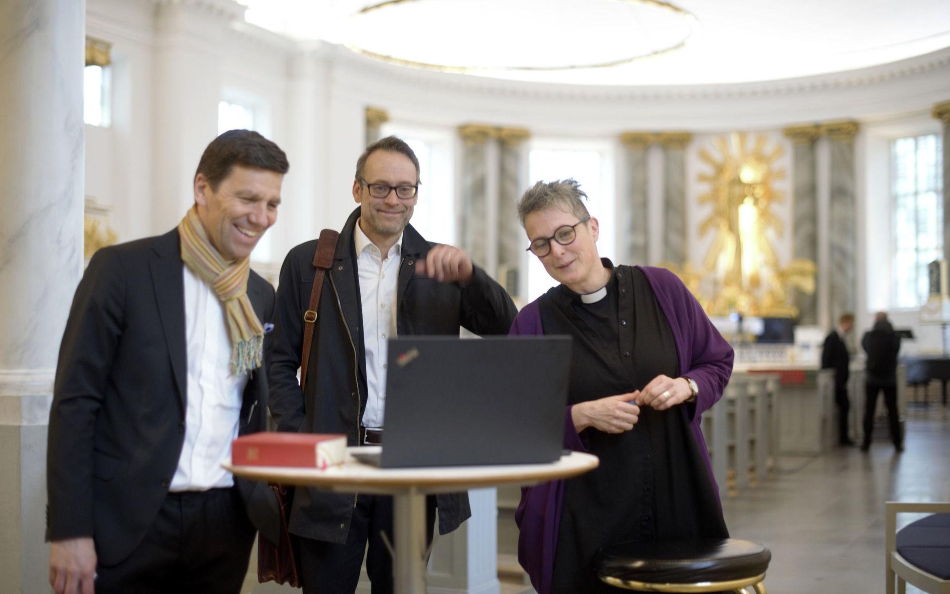 Domprosten Stefan Hiller, organisten Mikael Fridén och nätprästen Josefine Callenberg hälsar på de digitala kyrkkaffebesökarna i Zoom.