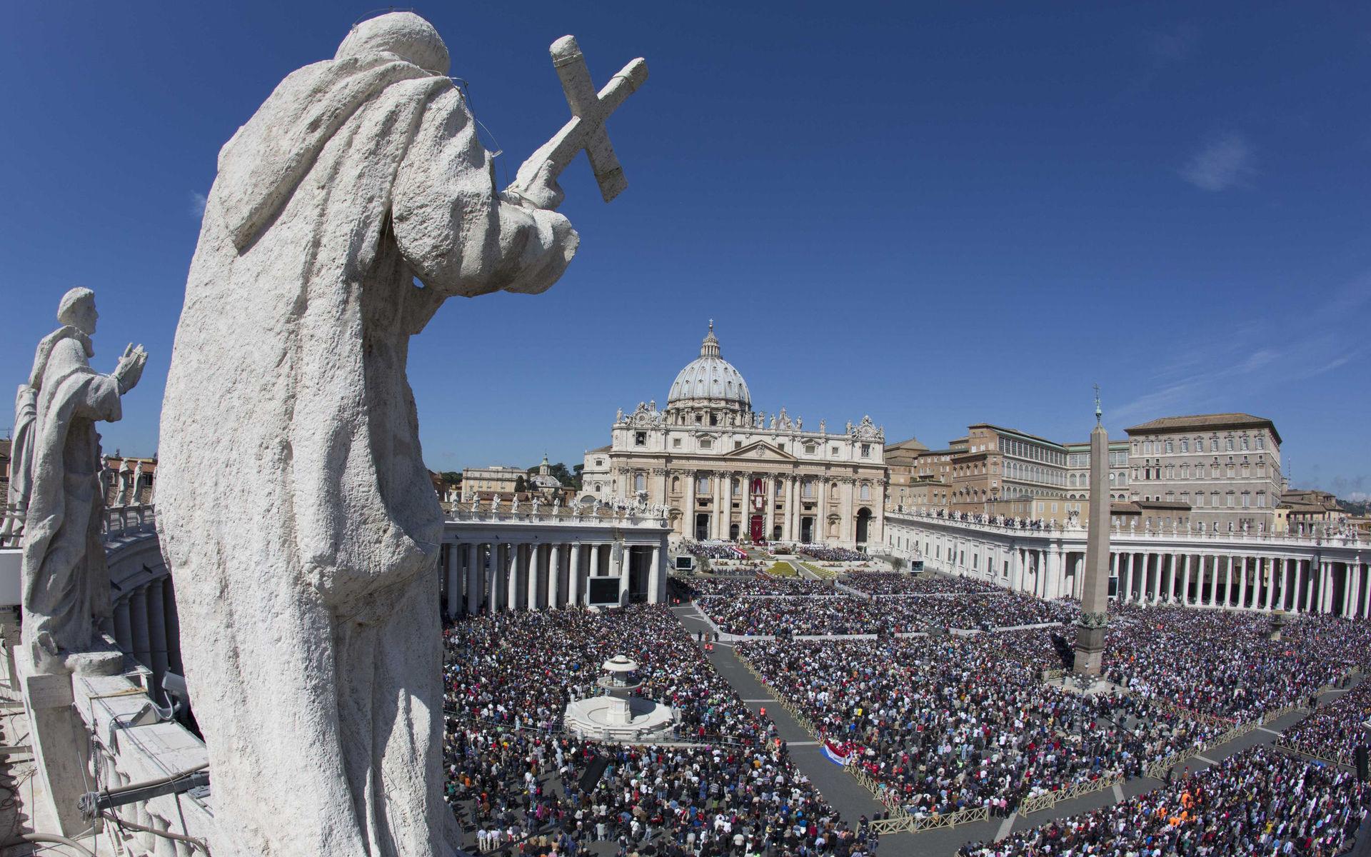 En vanlig påsk brukar 70 000 människor samlas på Petersplatsen i Vatikanen. Den här påsken är det alldeles tomt. Bilden är tagen i april 2014. 