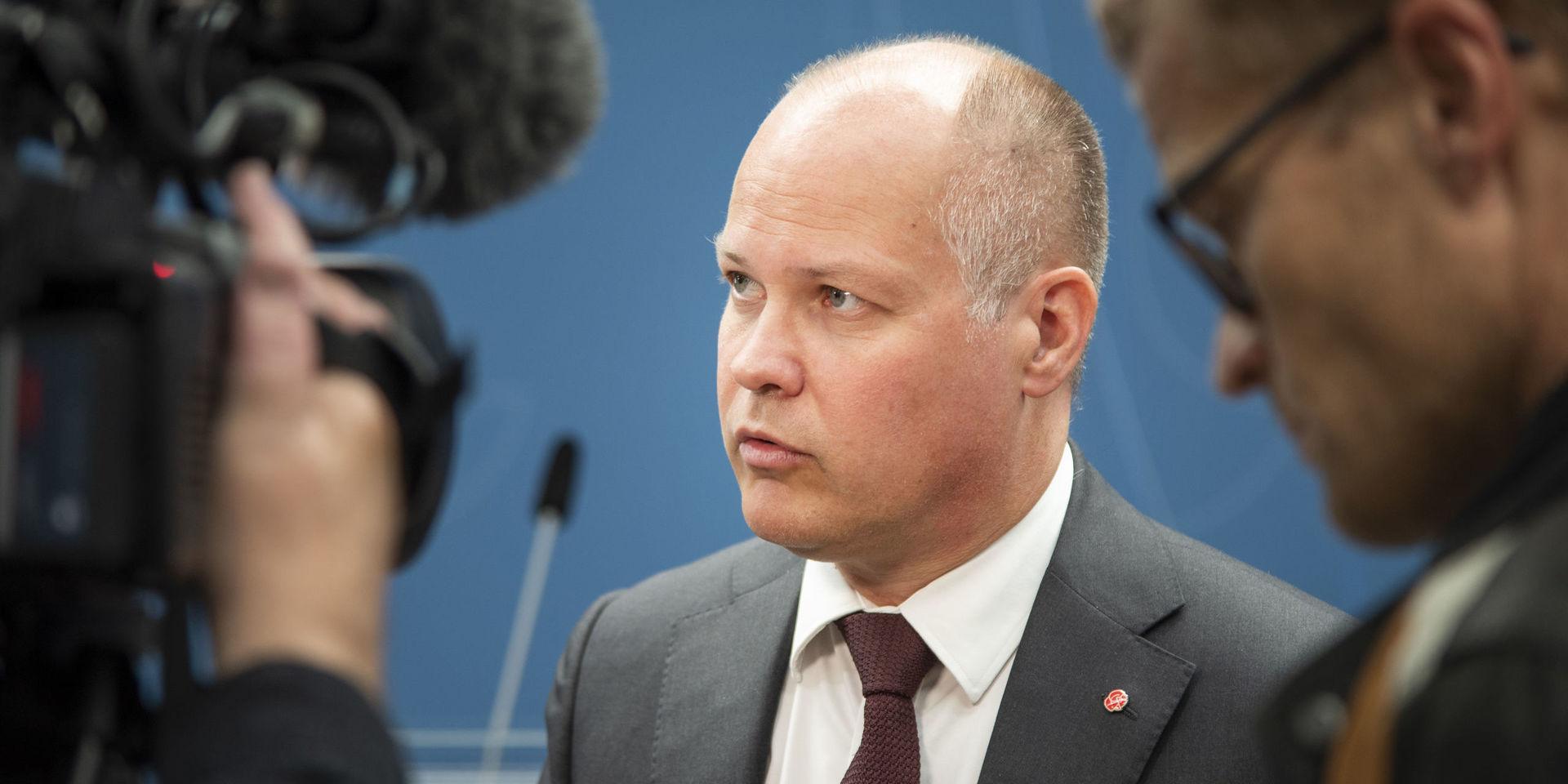 Migrationsminister Morgan Johansson har meddelat Ekot i Sveriges Radio att man inte planerar att se över regelverket. Debattörerna uppmanar nu till solidaritet gällande de grupper som riskerar att drabbats hårdast av krisens ekonomiska följder.