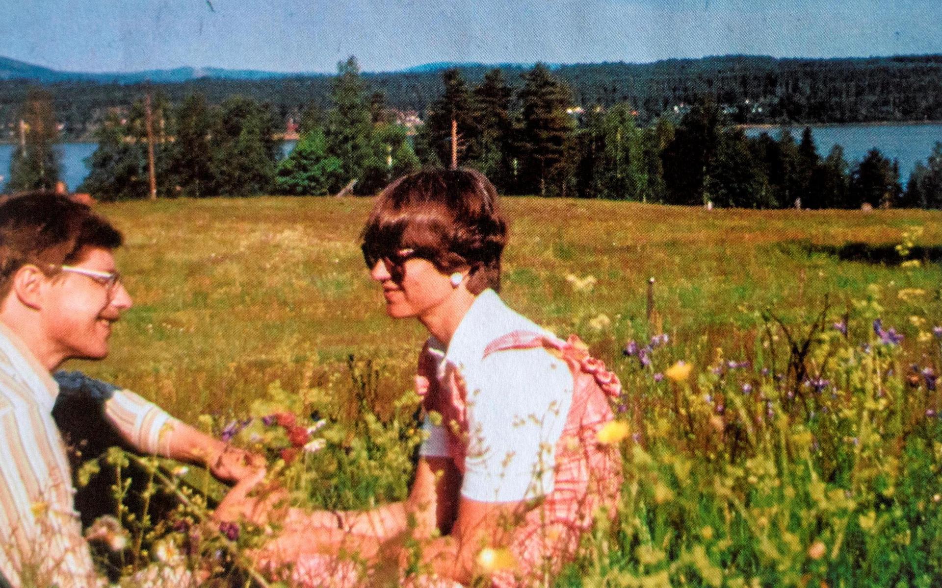 Olof och Elisabeth förlovade sig på en blomsteräng vid Siljan i Dalarna 1978.