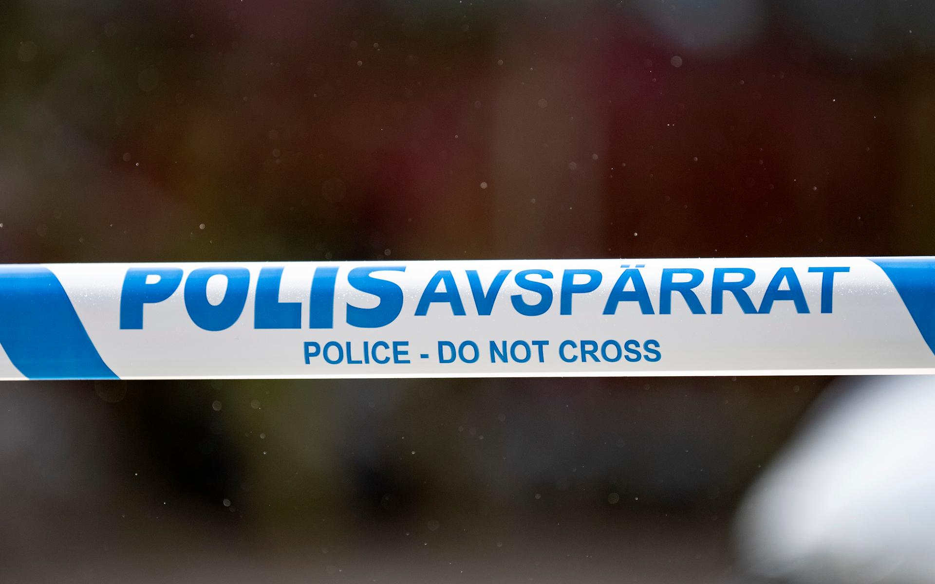 Polisen har inlett en förundersökning om grovt rån och spärrat av hela huset. Arkivbild.