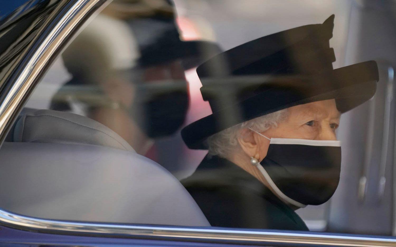 Drottning Elizabeth på väg till prins Philips begravning förra året. 