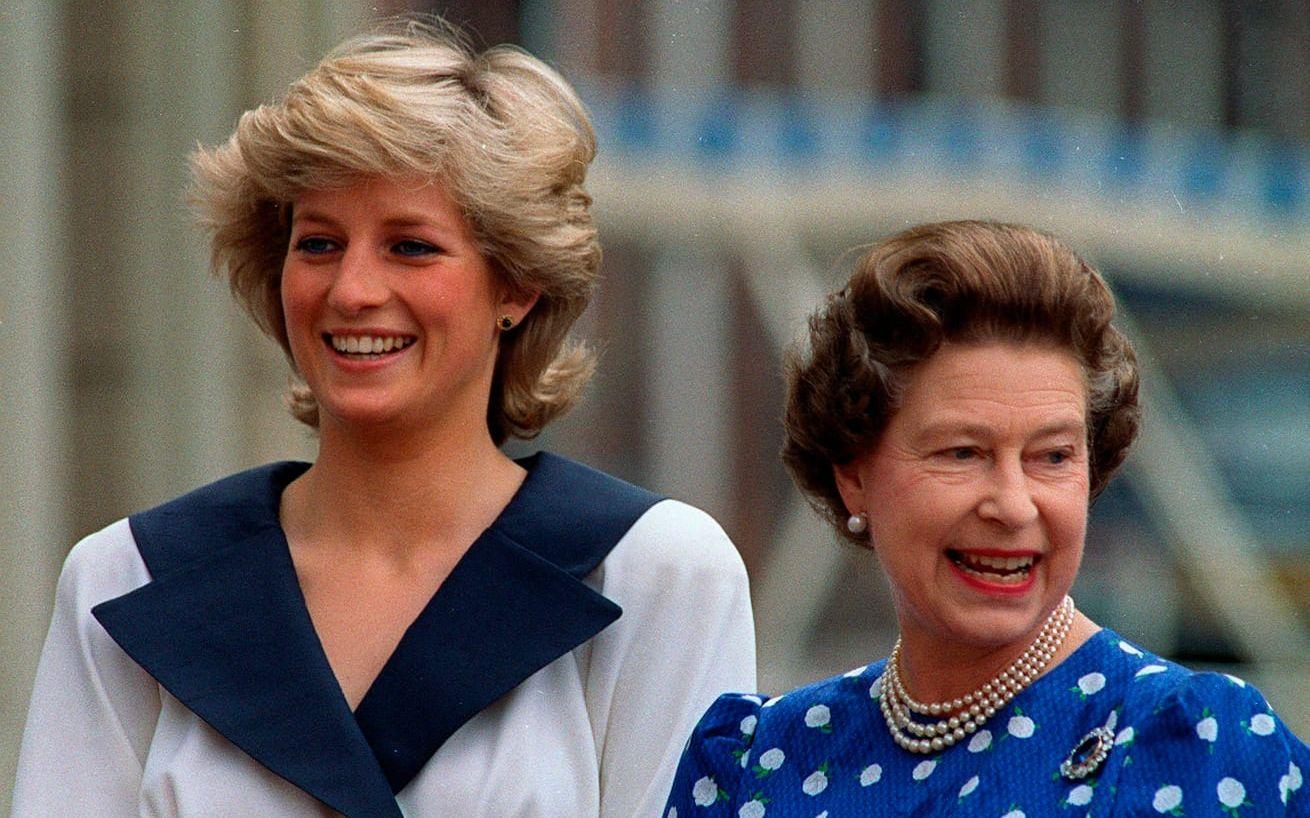 Prinsessan Diana och drottning Elizabeth år 1987. Drottningen har anklagats för att vara en del i att Diana kände sig utfryst.