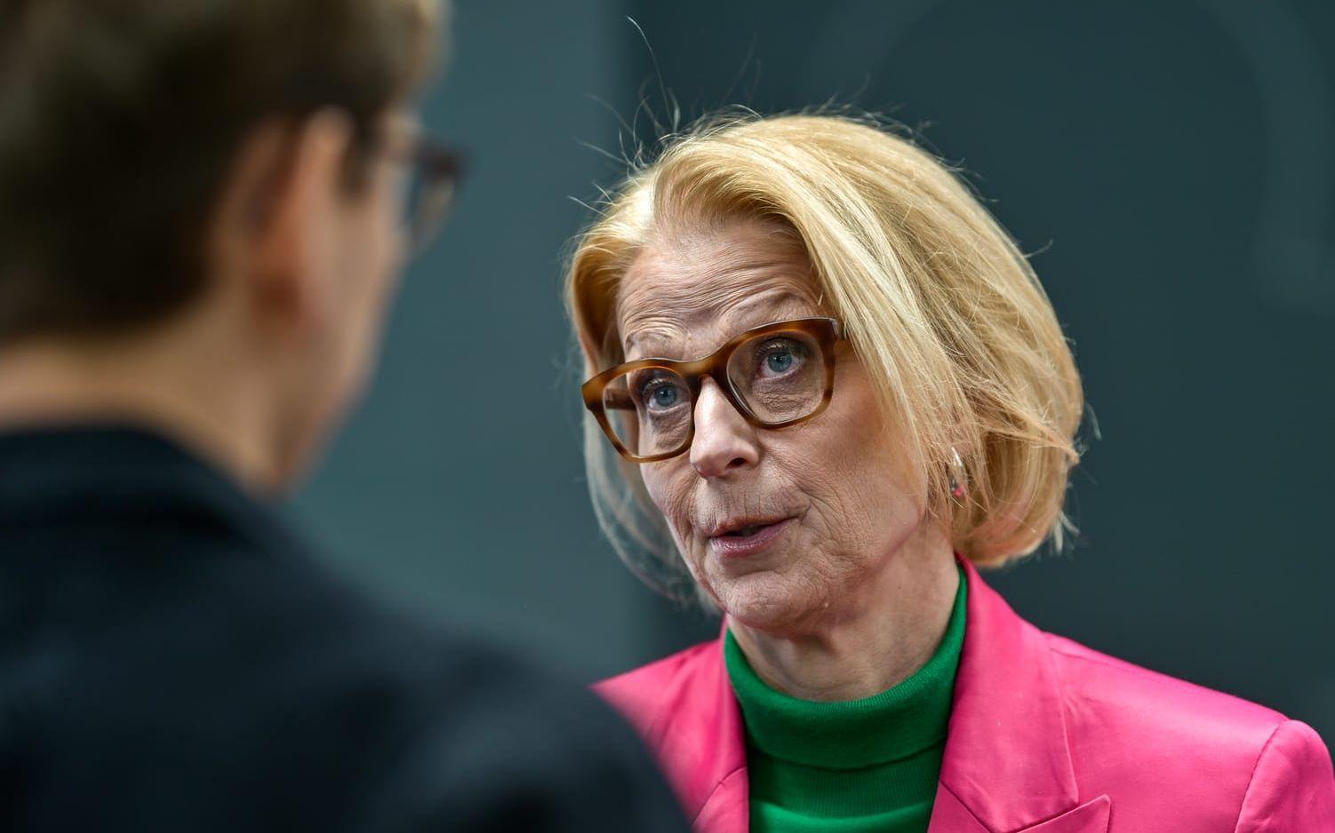 Finansminister Elisabeth Svantesson (M) säger på en pressträff att hon tar kritiken från näringslivet med ro.