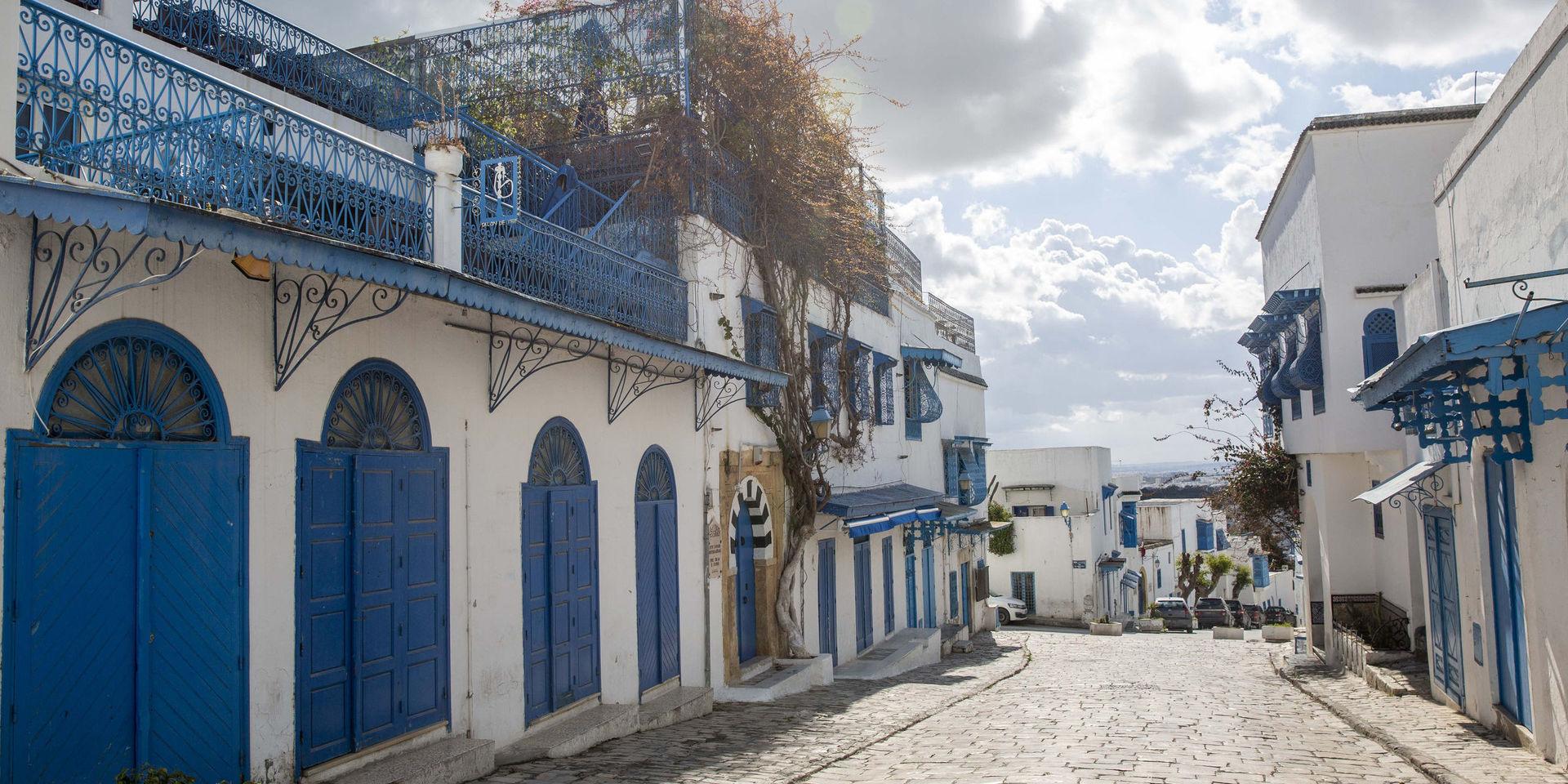 Gatorna är tomma i Sidi Bou Said utanför Tunisiens huvudstad. Myndigheter skärper regler och hotar att åtala dem som sprider coronasmitta för dråp.