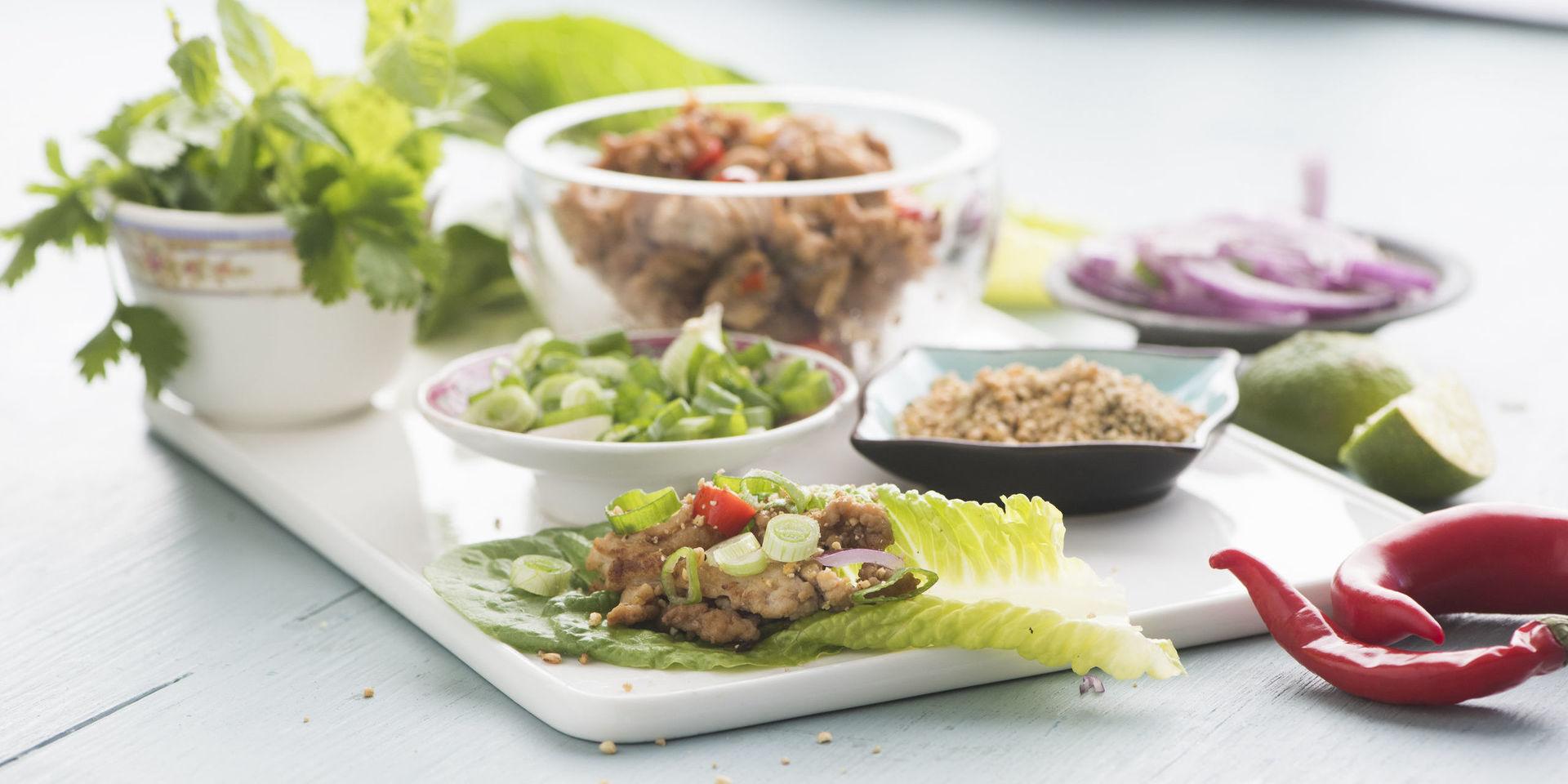 Larb är en thailändsk sallad bestående av färs, örter och massor av goda smaker. Äts helst i salladsblad.