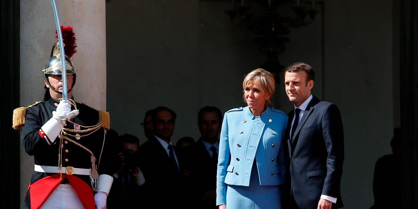 Frankrikes nye president Emmanuel Macron tillsammans med sin fru Brigitte Macron utanför Élyséepalatset i Paris.