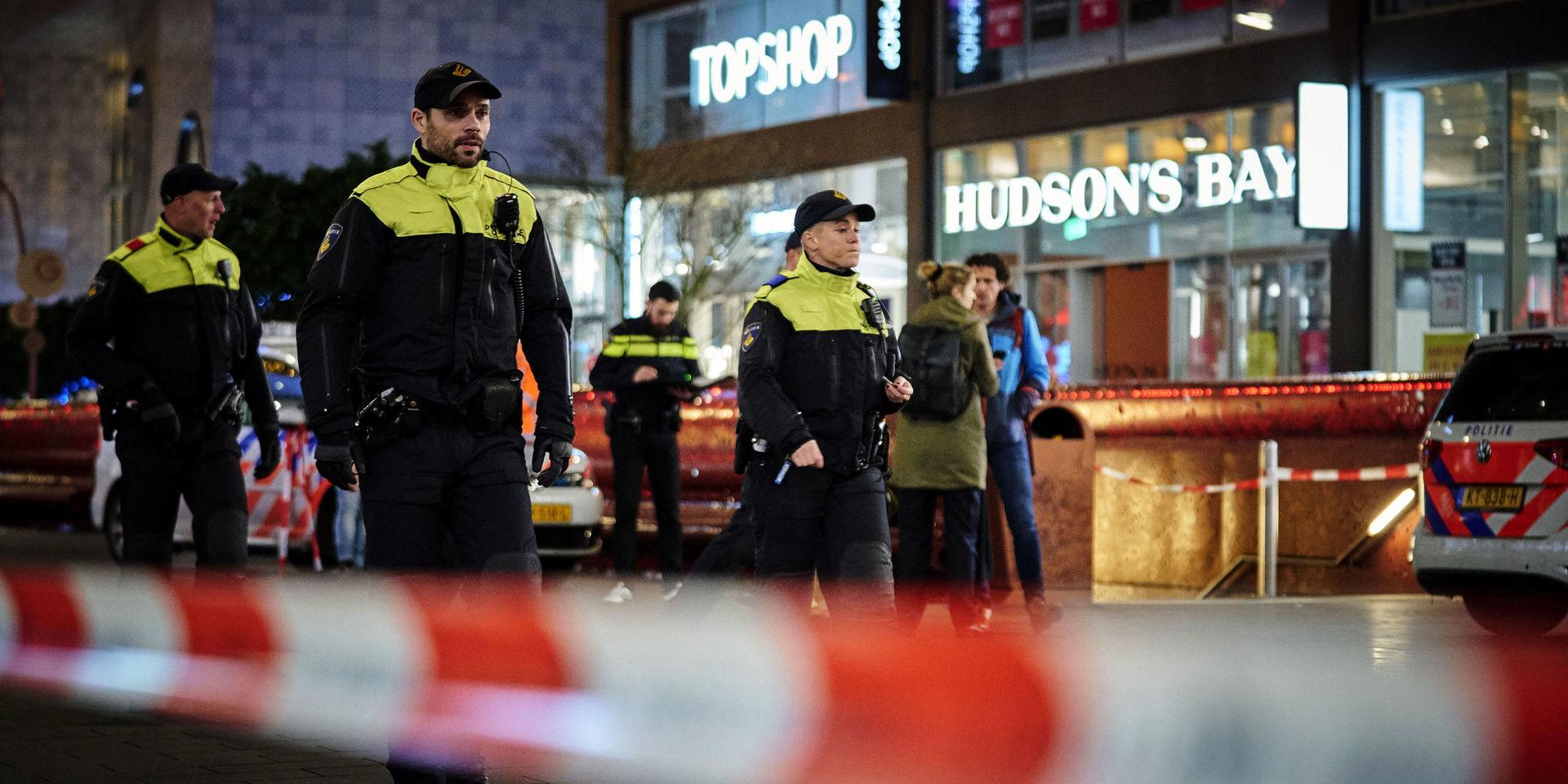 En stor polisinsats tog vid efter knivattackerna i centrala Haag på fredagskvällen.