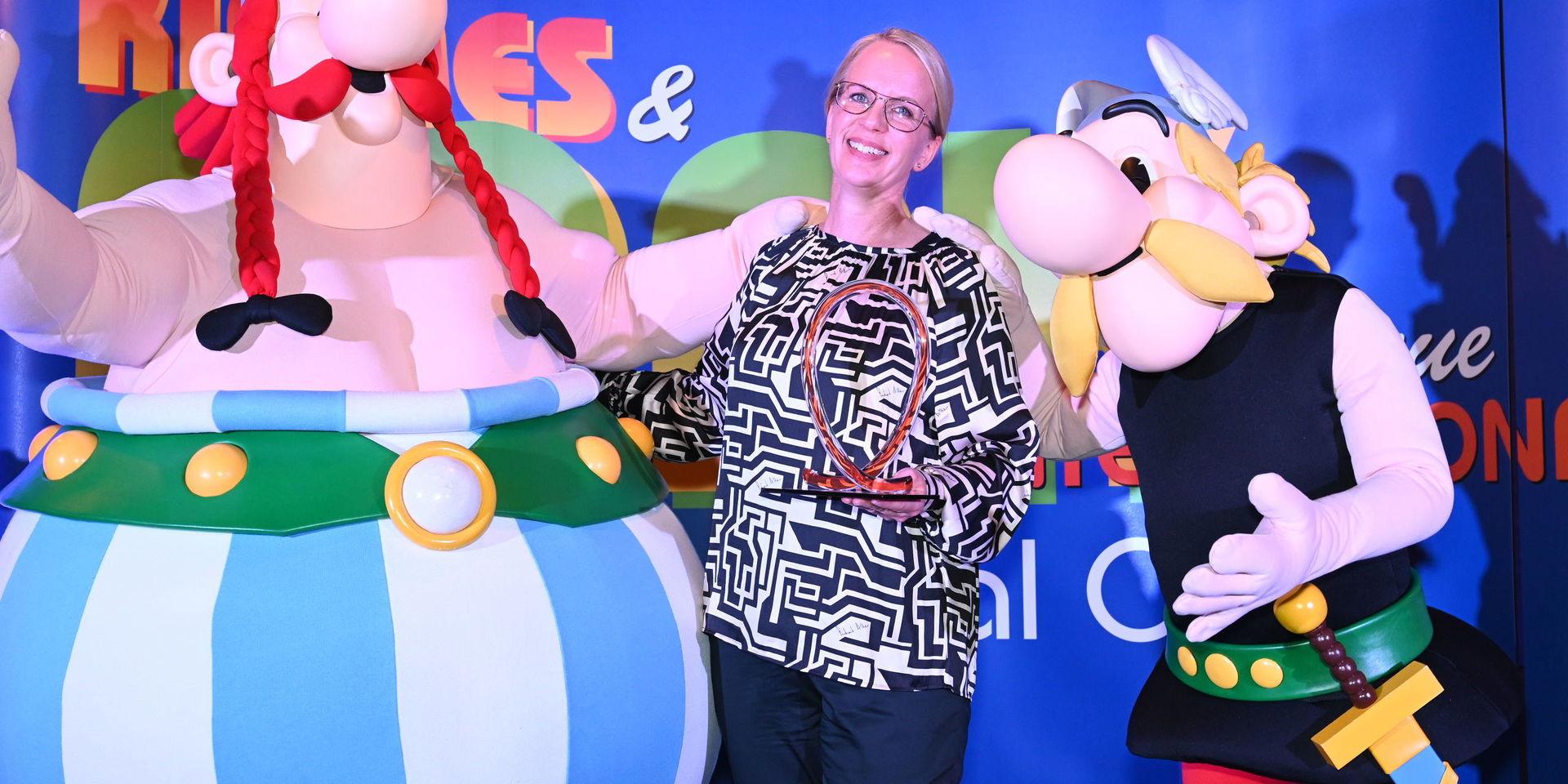 Tina Resch tog emot priset och firade med karaktärerna Astérix och Obelix på Parc Astérix i Frankrike.