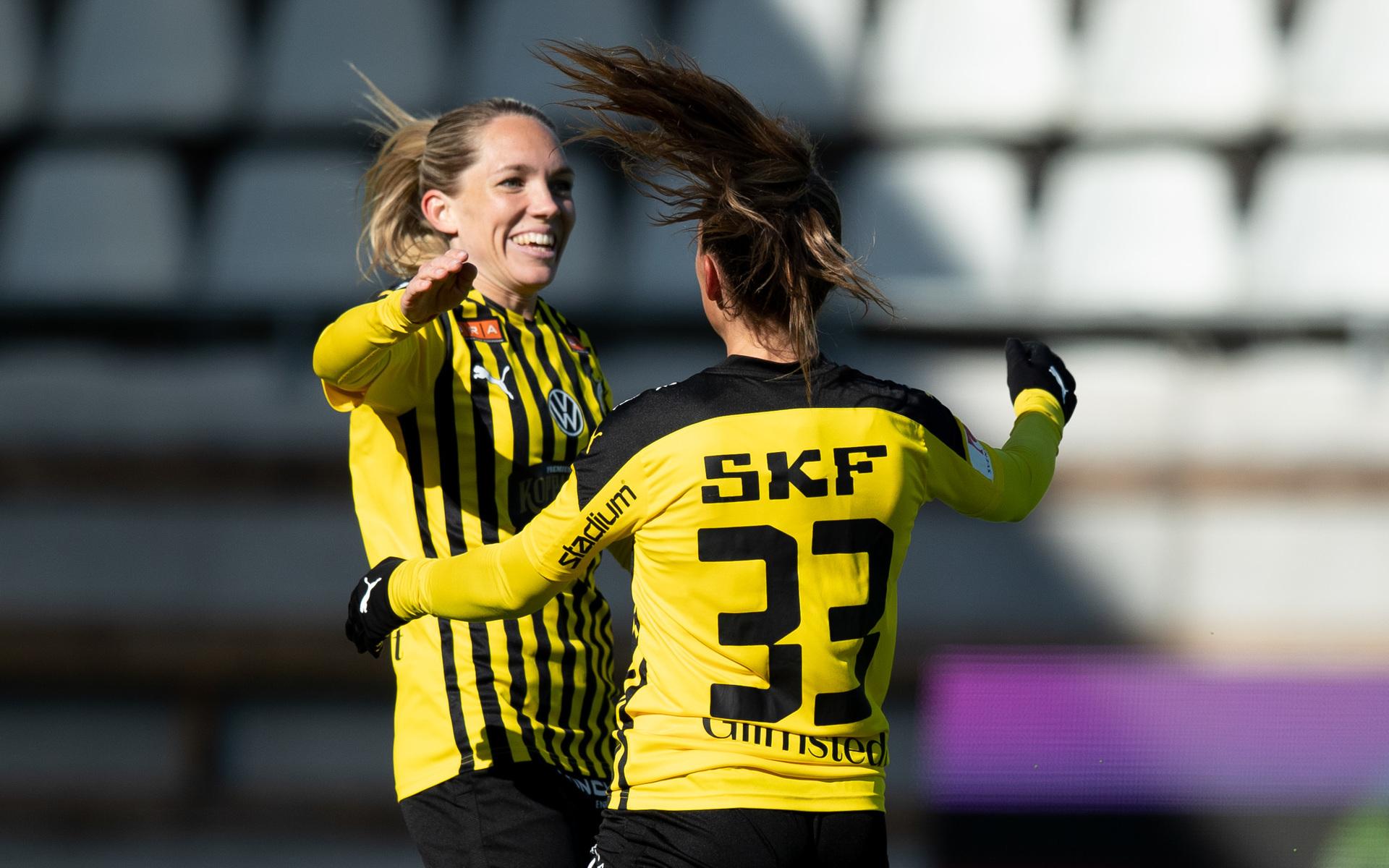 Elin Rubensson fick spela anfallare och det visade sig vara ett vinnande koncept. Här firar hon och Johanna Rytting Kaneryd efter att Rubensson serverat den senare innan 2–0-målet. 