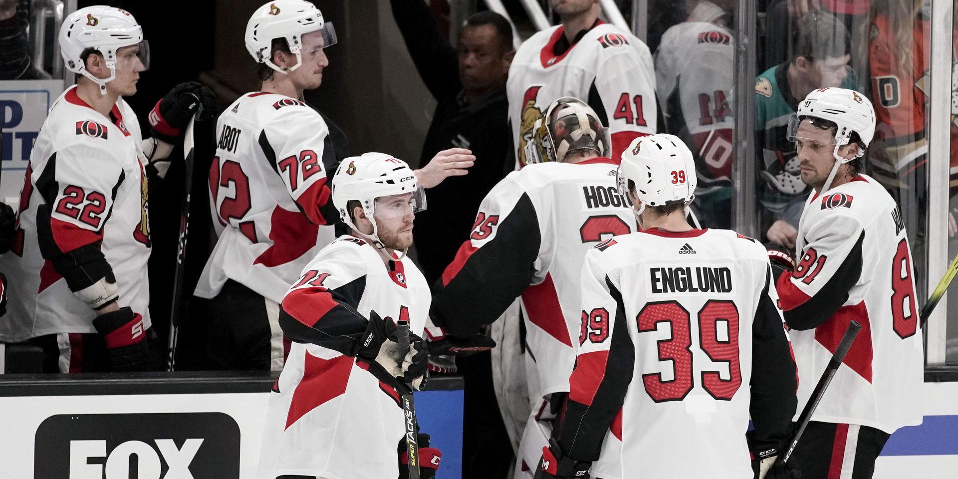 En icke nanmgiven spelare i Ottawa Senators har testats positiv för coronaviruset och är därmed ligans första konstaterade fall.