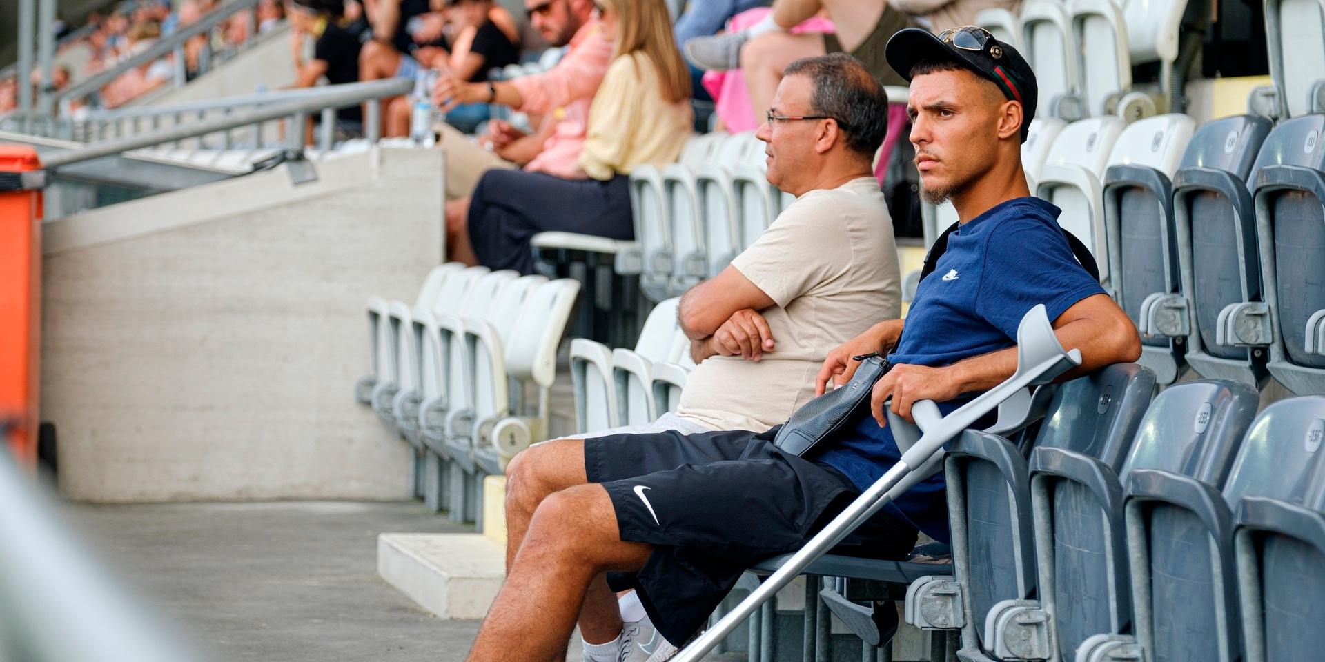 Ali Youssef satt på läktaren med kryckor under matchen mot Elfsborg