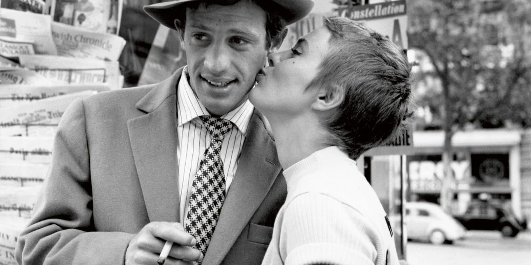 Jean-Paul Belmondo är cool, elegant och rebellisk samtidigt i Jean-Luc Godards filmklassiker ”Till sista andetaget” (1960).
