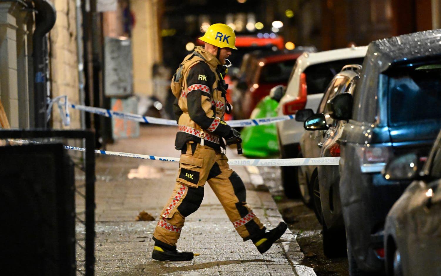 Räddningstjänst på plats efter larm om smällar på Östermalm i Stockholm.