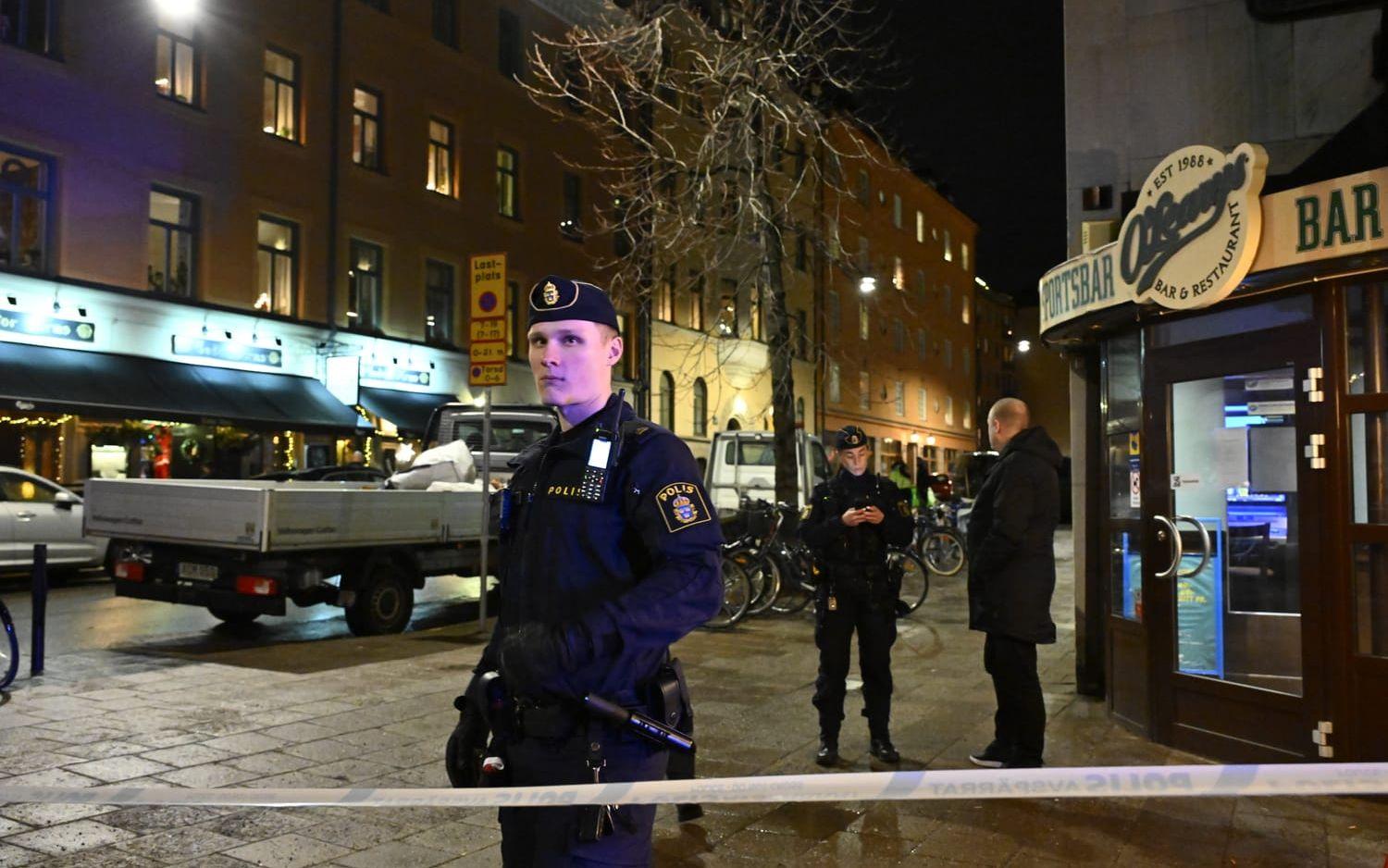 Polis och räddningstjänst på plats efter larm om smällar på Östermalm i Stockholm på lördagskvällen.