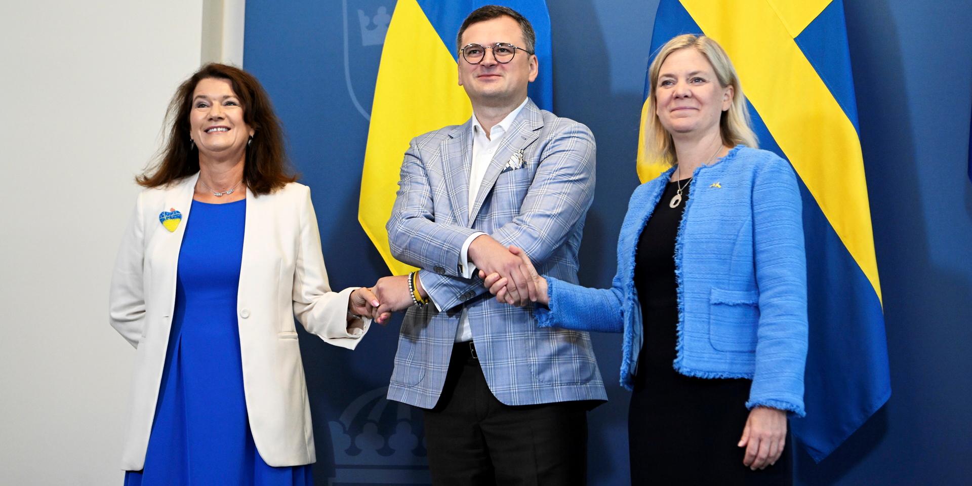 Sveriges utrikesminister Ann Linde, Ukrainas utrikesminister Dmytro Kuleba och statsminister Magdalena Andersson inför mötet om bland annat svenskt stöd till Ukraina.