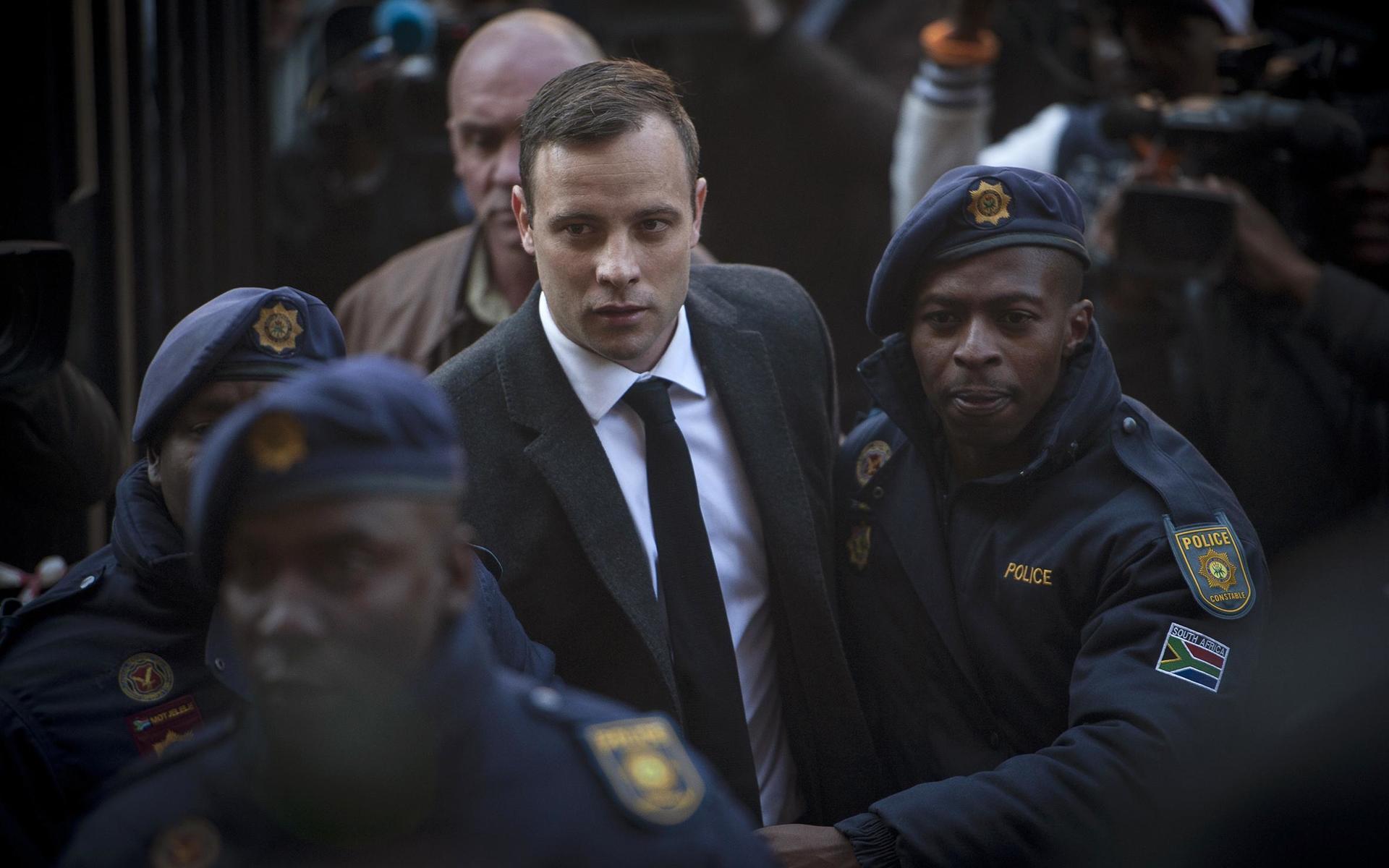 Oscar Pistorius dömdes för mordet på sin flickvän, Reeva Steenkamp. Nu vädjar han om förlåtelse från hennes familj.