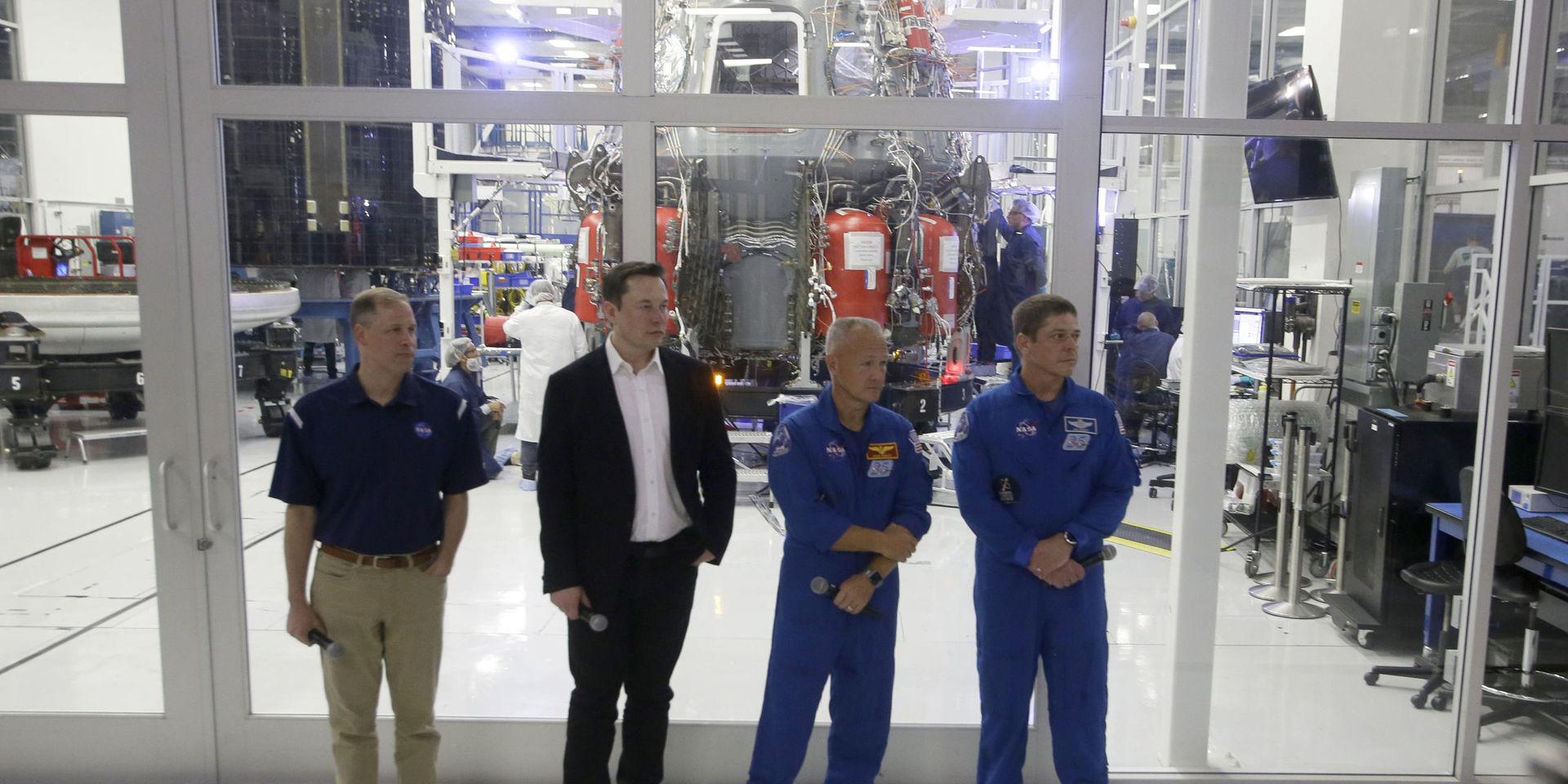 Nasa-chefen Jim Bridenstine, Space X-chefen Elon Musk och astronauterna Doug Hurley och Bob Behnken vid en pressvisning av Crew Dragon-kapseln (i bakgrunden) i Kalifornien förra året.