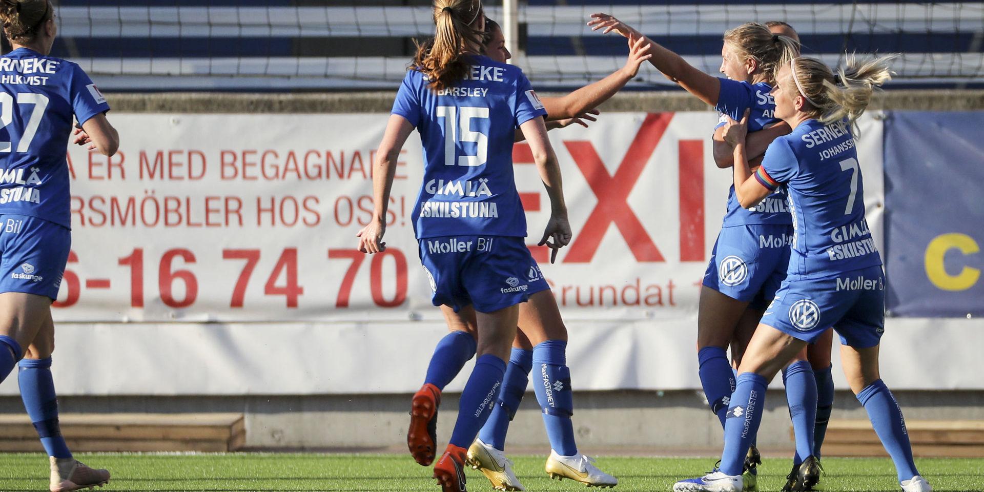 Eskilstuna jublar efter Fanny Anderssons 2–0-mål mot Linköping.