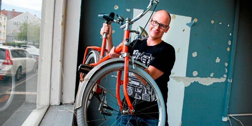 Robin Olsson ska själv hyra ut några cyklar och hör till dem som ifrågasatt varför det kommunala systemet Styr och Ställ efter fyra år ännu inte finns på Hisingen.