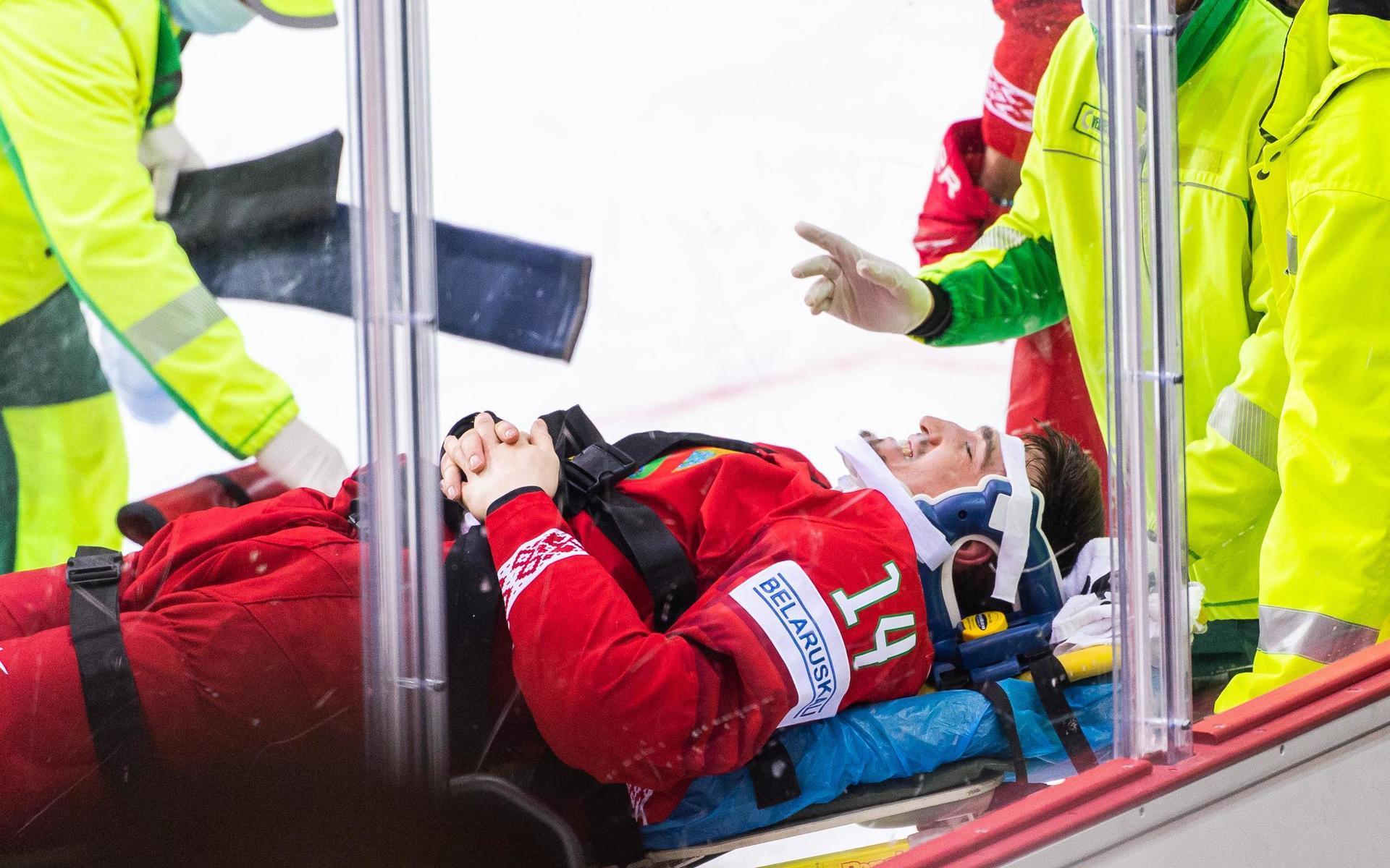 Yevgeni Lisovets rullades ut på bår efter en otäck olycka i matchen mot Sverige.