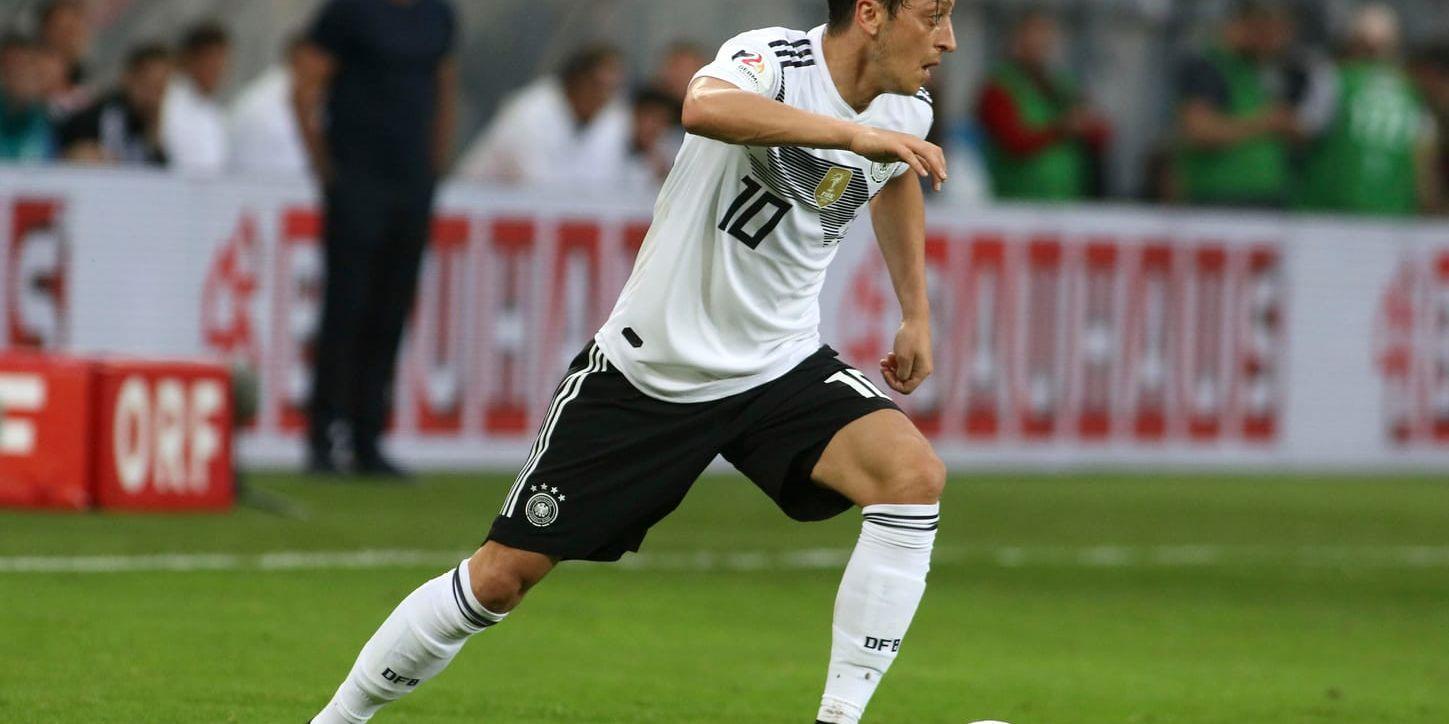 Tysklands Mesut Özil i landskampen mot Österrike.
