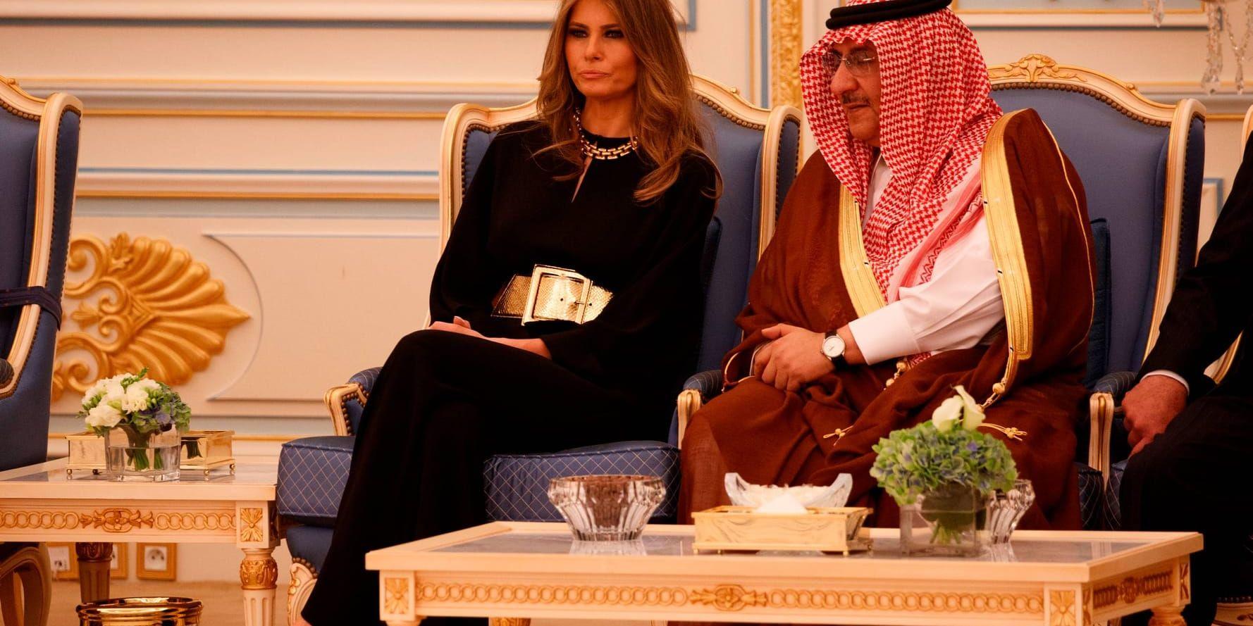 Melania Trump i samtal med saudiske kronprinsen Muhammad bin Nayef i det kungliga palatset i Riyadh.