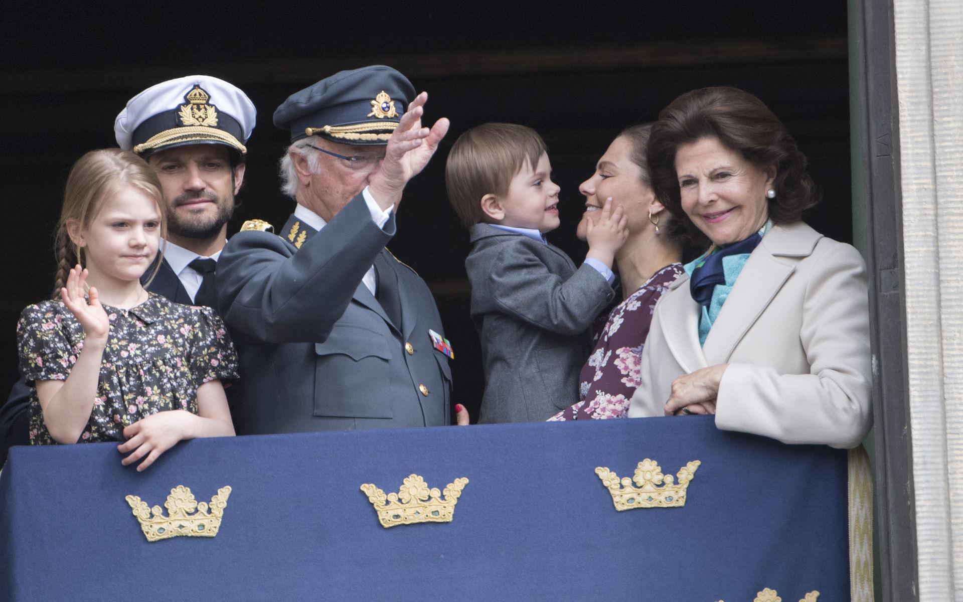 Prins Oscar gosar med sin mamma under morfars firande. Prinsessan Estelle, prins Carl Philip, kung Carl Gustaf, prins Oscar, kronprinsessan Victoria och drottning Silvia födelsedagsfirandet av kungen.