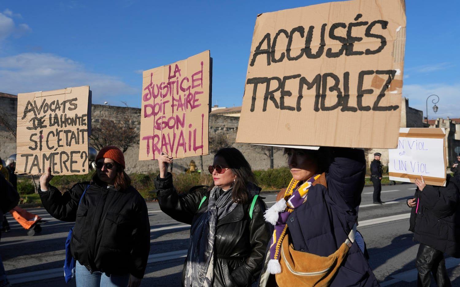 Pelicot-fallet har fått fart på våldtäktsdebatten i Frankrike, och ackompanjerats av demonstrationer för offers rättigheter. På skyltarna står det till exempel till höger 'Det är de misstänkta som ska darra'. Bild tagen utanför domstolen i Avignon den gångna helgen.