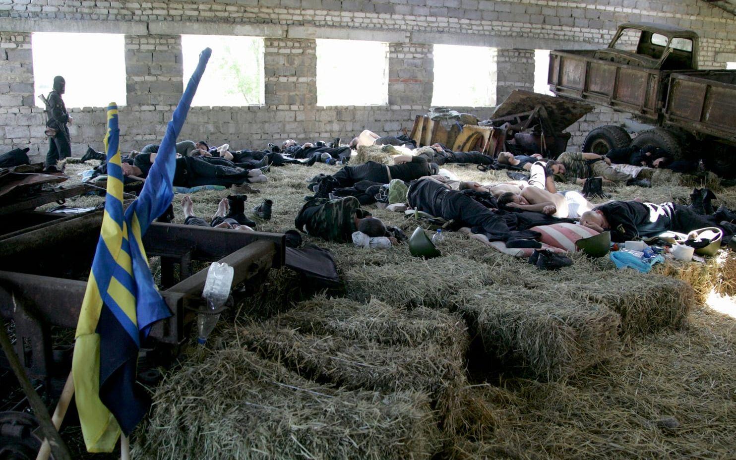Ukrainska trupper sover i höet i byn Velyka Novosilka, nära Donetsk, i östra Ukraine, i maj 2014. 